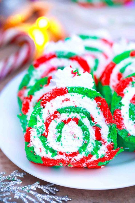 red and green christmas cake roll slices on a plate Christmas Cake Roll Recipes, Christmas Cake Roll, Banana Crumb Cake, Italian Butter Cookies, Christmas Brownies, Yule Log Cake, Roll Cakes, Cake Roll Recipes, Log Cake