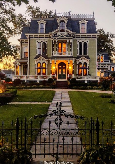 Castle Home Exterior, Victorian Mansions Exterior, Old Style Mansion, Old Homes Exterior, Victorian Houses Exterior, Old Mansion Exterior, Victorian Mansion Exterior, Victorian Homes Aesthetic, Victorian Style Mansion