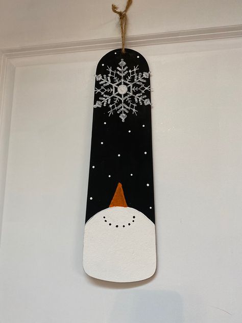 Ceiling Fan Blade Snowman, Fan Blade Art Ideas, Fan Blade Snowman, Fan Blade Christmas Crafts, Painted Fan Blades Diy Ideas, Fan Blades Repurposed Ideas, Ceiling Fan Blade Crafts, Fan Blade Crafts, Snowman Hanger