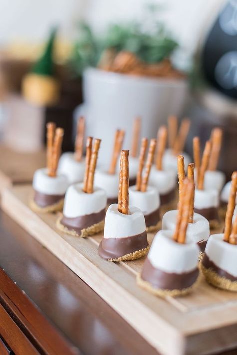 Smores for rustic baby shower birthdays Our hope for Coop's first birthday party was that it would be both fun and low key. We had this vision of Coop and his little friends playi... Perfect woodland cake, baby shower and birthday decorations ideas, with Woodland Candy Bar, S’more Sticks, Woodland Party Food Ideas, Woodland Treats, Pretzel Smores, Smores Pops, Smores Sticks, Smores Bar, Lumberjack Birthday Party