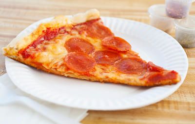 Can You Eat Pizza Every Day And Still Lose Weight?  https://www.womenshealthmag.com/weight-loss/lose-weight-eating-pizza?utm_campaign=DailyDose Low Calorie Alcohol, Pizza Factory, Pizza Pockets, Piece Of Pizza, Pizza Snacks, Bad Diet, Dominos Pizza, Milk And Cheese, Pizza Rolls