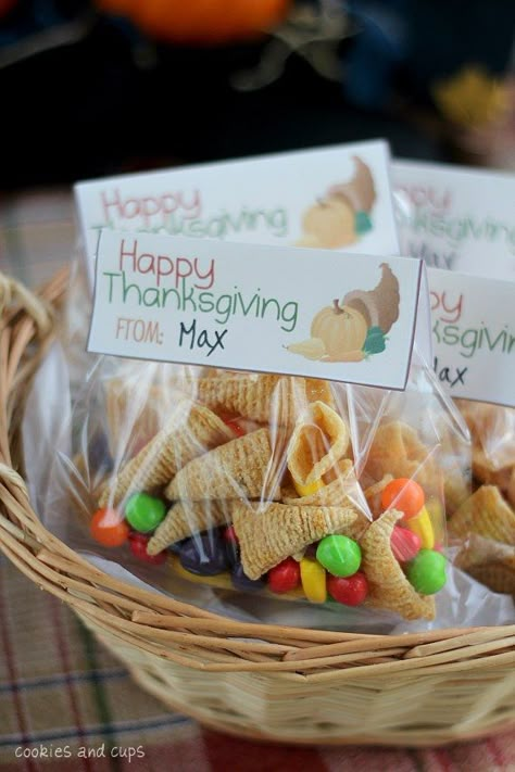 Bugle Cornucopias and a Thanksgiving Printable - Bugles and runts (gonna have to do this for the kids classes at church) Thanksgiving Fruit, Thanksgiving Snacks, Free Thanksgiving Printables, Buffet Party, Thanksgiving Favors, Classroom Treats, Thanksgiving Treats, Snack Board, School Treats