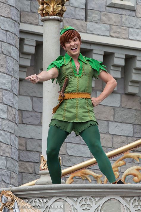 Disneyland Pics, Wendy Costume, Peter Pan Cosplay, Peter Pan Jr, Peter Pan Costumes, Peter Pan Art, Peter Pan Costume, Themed Halloween Costumes, Peter And Wendy