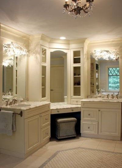 His and hers bath with vanity area in the middle.  Love it.  http://thegardeningcook.com/best-home-decor-ideas/ Drømme Bad, 2024 Bathroom, Corner Bathroom Vanity, Corner Bathroom, His And Hers Sinks, Corner Vanity, Bilik Air, Double Sinks, Large Bathroom