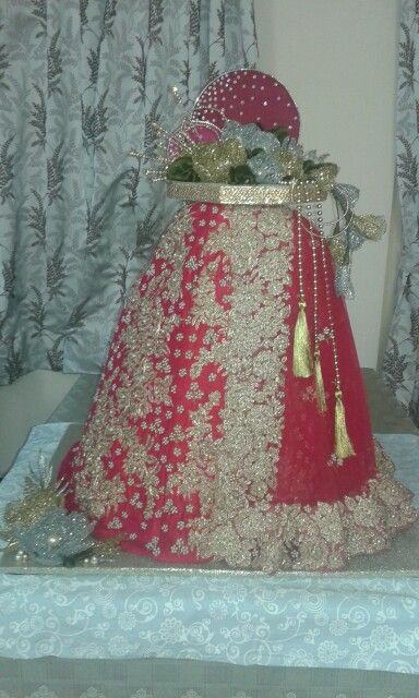 Wedding lehenga packing Lehenga Packing Ideas For Wedding, Wedding Lehenga Packing Ideas, Lehnga Packing Decoration, Lehnga Packing Ideas Wedding, Lehenga Packing Ideas Wedding, Bari Packing, Hampers Packaging, Saree Packing, Dress Packing