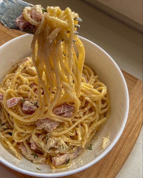 Pasta Aesthetic, Pasta Carbonara, Bacon Pasta, Carbonara Pasta, Healthy Food Motivation, Tiny Food, Delicious Snacks Recipes, Food Journal, Green Juice