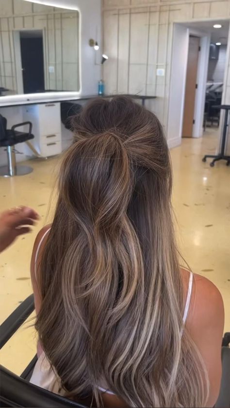 Stunning Hair Color Ideas with Brilliant Shine for Long Hair Balyage Long Hair, Brown Hair Looks, Fall Hair Color Trends, Brown Hair Inspo, Brunette Hair With Highlights, Long Hair Color, Brown Hair Balayage, Trendy Hair Color, Hair Color Balayage