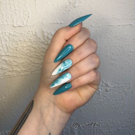 Turqoise Nails Almond, Blue Nails Vacation, Teal Blue Nails Designs, Green Teal Nails, White And Teal Nails, Teal Nails With Design, Tie Dye Nails Acrylic, Teal And White Nails, Turquoise Nails Designs