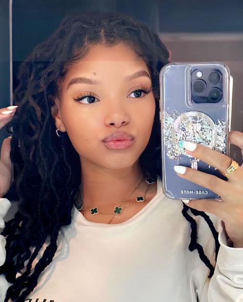 Halle Bailey Locs, Halle Bailey Style, Halle Bailey Hair, Halle Bailey Aesthetic, Chloe And Halle, Celebrity Beauty Secrets, Light Makeup Looks, Chloe X Halle, Cute Eye Makeup