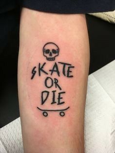 Skateboarding Tattoo, Skater Tattoos, Skate Tattoo, Skateboard Tattoo, 16 Tattoo, Geniale Tattoos, Face Tattoos, Skateboarder, Face Tattoo