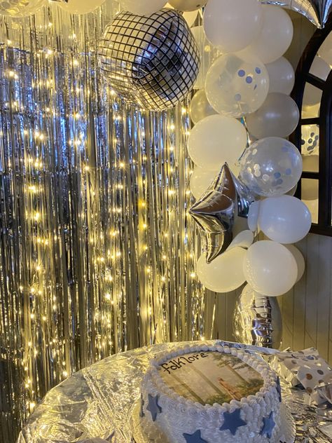 1989 Taylor Swift Decoration, Mirrorball Sweet 16, 1989 Taylor Swift Themed Party, Taylor Swift Fifteen Birthday Party, Taylor Bday Party, 1989 Party Decorations, Fifteen Birthday Ideas, Taylor Swift Themed Decorations, 1989 Taylor Swift Party Ideas