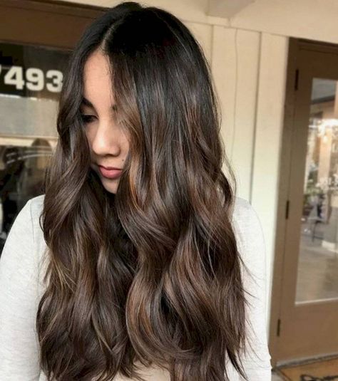 Colores de cabello para morenas 2020: Los colores de cabello que resaltan la piel morena durante el invierno | Nueva Mujer Summer 2020 Hair Color Trends, Black Hair Balayage, Chocolate Brown Hair, Beautiful Hair Color, Brown Hair Balayage, Hair Affair, Summer Hair Color, Hair Color Trends, Balayage Hair