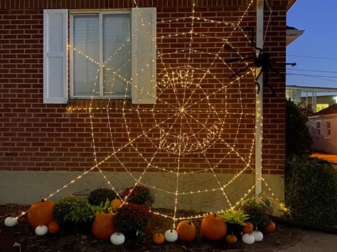 Spider Web Lights, Spider Web Diy, Country Halloween Decor, Spider Web Drawing, Halloween Garage, Halloween String Lights, Halloween Web, Spider Web Decoration, Diy String Lights