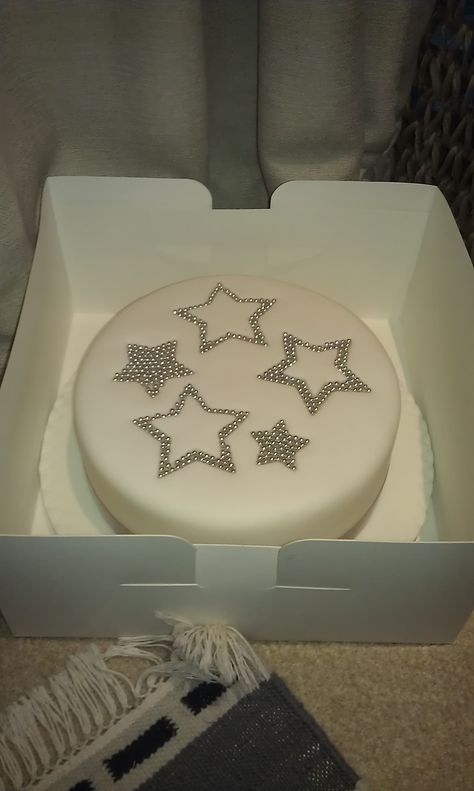 Christmas star cake Star Cake, Funny Birthday Cakes, Bday Party Theme, Creative Birthday Cakes, Makanan Diet, Black Stars, Pretty Birthday Cakes, 14th Birthday, Cute Birthday Cakes