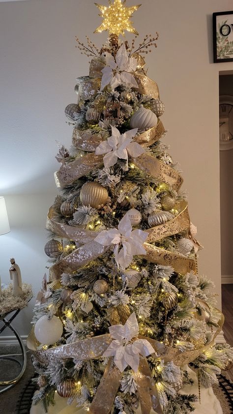 Gold And White Xmas Tree, White Champagne Christmas Tree, Gold And White Christmas Tree Ideas, White And Champagne Christmas Tree, Christmas Tree White And Gold, Christmas White And Gold, Christmas Activities Kids, Christmas 2023 Decor, Silver And Gold Christmas Tree