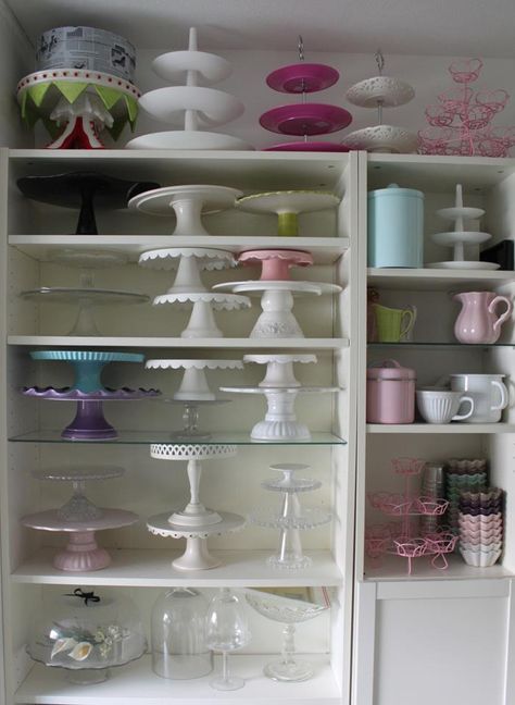 Quiero un armario como este!!! Cake Stand Storage, Cake Stand Organization, Baking Room Design, Baking Tools Organization, Baking Supplies Organization, Cake Supply Store, Baking Room, Mason Jars Ideas, Baking Organization