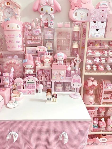 My Melody Themed Room, Jirai Kei Room Decor, Kawaii Nightstand, Pink Kawaii Bedroom, Sanrio Aesthetic Room, My Melody Bedroom, My Melody Room, Cute Pink Room, Melody Room