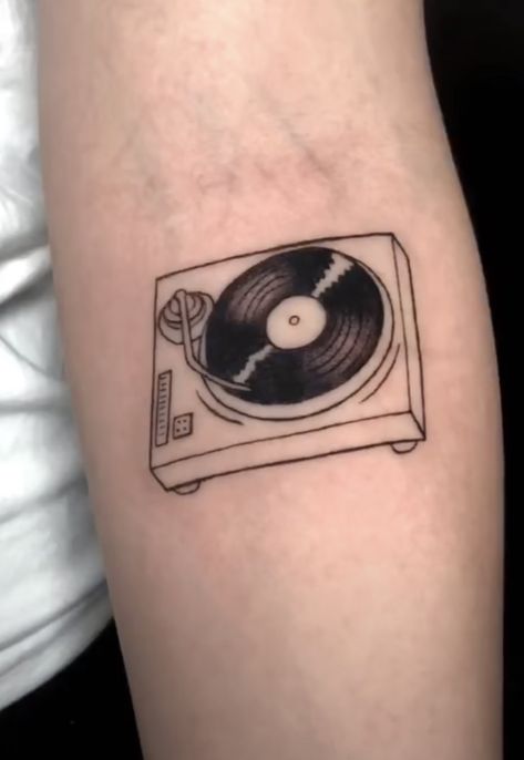 Rock Metal Tattoo, Turntable Tattoo Design, Vintage Music Tattoo, Vynil Record Tattoo, Fine Line Tattoo Men’s, Vinyl Tattoo Ideas, Vinyl Tattoo Record, Walkman Tattoo, Record Tattoo Vinyl