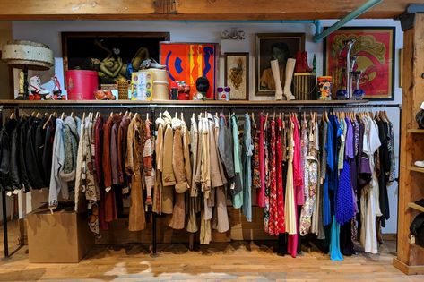 Vintage Store Displays Clothing Racks, Vintage Clothing Market Booth Ideas, Vintage Clothing Booth Display, Small Store Layout Ideas Retail, Vintage Clothing Booth Display Ideas, Vintage Store Display Ideas, Vintage Clothing Booth, Vintage Store Interior, Vintage Clothing Display