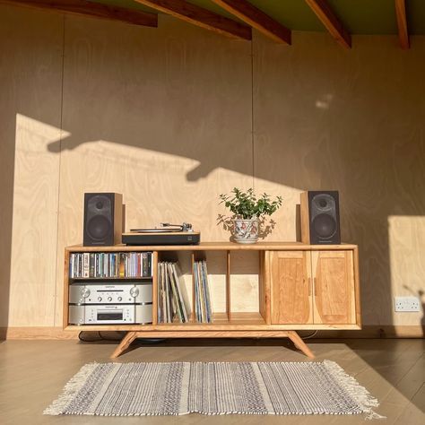 Vinyl Corner Living Room, Record Player Setup Bedroom, Record Player Setup Living Rooms, Turntable Furniture Design, Record Room Ideas, Record Furniture, Mid Century Record Cabinet, Vinyl Setup, Record Player Setup