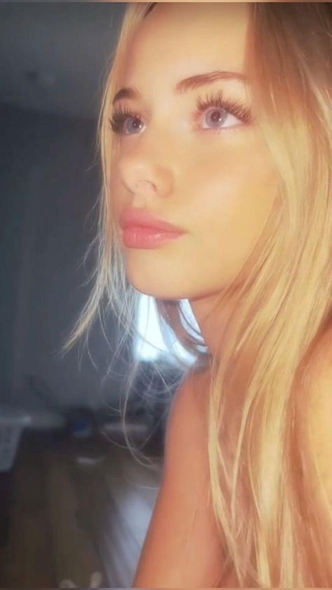 Girl With Blonde Hair And Blue Eyes, Aofie Molloy Aesthetic, Angelic Face Women, Aoife Molloy Aesthetic, Aofie Molloy, Blonde Haired Girl, Eyes Selfie, Pretty Blonde Hair, Blonde With Blue Eyes