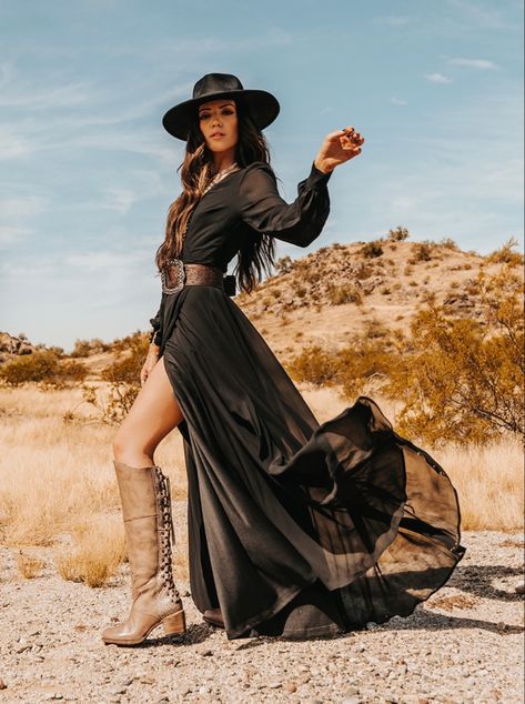 Western Belt With Dress, Cowboy Dressup Ideas Women, Black Cowgirl Hat Outfit, Curvy Cowgirl Outfits, Black Western Outfit, Western Fashion Dresses, Western Gothic, Black Cowgirl Boots, Western Glam