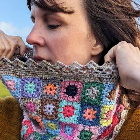 rosina on Instagram: "Get 25% off 💫Starburst✨ It's a colourful, stash busting granny square cowl! 🥳🥳  Use the code STARBURST at the checkout over on Ravelry and Etsy of my brand new pattern. ✨💫💥🌟💫  What will the popularity of colourful mini skeins, and the ever demanding need to use up all of those yarn scraps, this is a fantastic cowl pattern to try.   Charts are included and I have a video tutorial for making the granny square and using the Join As You Go technique. And it comes in UK and US terms.🧶  I hope you enjoy crocheting this fun project (sorry about all the ends) 🤣  Cheers!!  . . . # crochetcowl #crochetersofinstagram #crochetpattern #zeensandroger #grannysquare #GrannySquareCowl #crocheteveryday #instacrochet #stashbusting #yarnlife #makersgonnamake #ravelry" Colourful Granny Squares, Granny Square Cowl, Mini Skein Projects, Crochet Granny Stitch, Granny Square Scarf, Yarn Scraps, Mini Skein, Cowl Pattern, Crochet Square