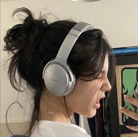 Hannah Wells, Headphones Aesthetic, Jbl Headphones, Bose Headphones, Cute Headphones, In The Pale Moonlight, Girl With Headphones, Chica Cool, White Headphones