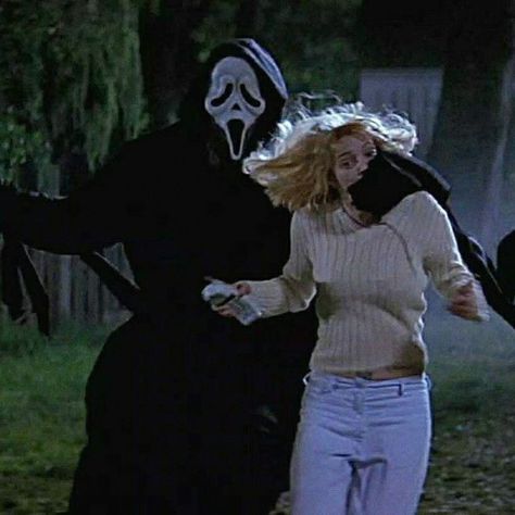 Scarie Movie, Movie Duos, Horror Movie Costumes, Scream 1996, Scream Franchise, Wes Craven, Ghostface Scream, Spooky Movies, 80s Horror