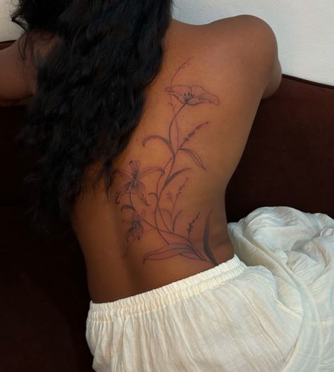 Delicate Feminine Tattoos, Brown Tattoo Ink, Feminine Back Tattoos, Dark Skin Tattoo, Side Tattoos Women, Floral Back Tattoos, Colour Tattoo For Women, Flower Spine Tattoos, Shoe Tattoos