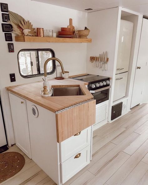 Kitchen Countertop Extension, Smart Small Kitchen, Creative Small Kitchen, Rv Decorating Ideas, Rv Decorating, Rv Interior Remodel, Camper Interior Design, Tiny House Camper, Camper Kitchen