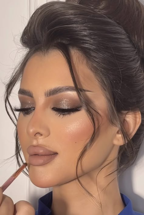 Pinky Brown Eyeshadow, Pagent Make Up, Glam Makeup For Green Eyes, Best Wedding Makeup For Brown Eyes, Mafia Wife Makeup, Makeup For Champagne Dress, Khaleeji Makeup, Getextureerde Bob, Party Makeup Ideas