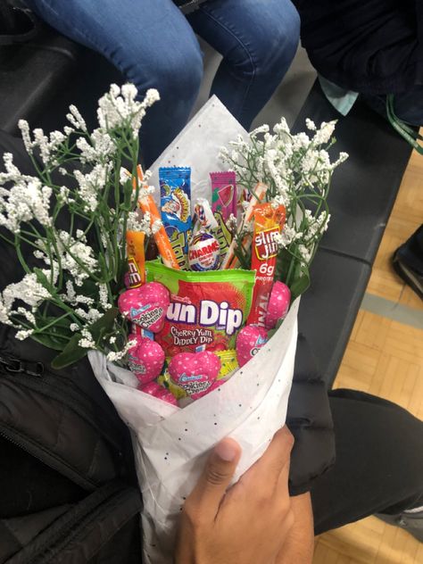 Cute candy and snack boutique for someone you love or someone who doesnt want flowers. Candy And Flower Bouquet, Flowers With Candy, Snacks Bouquet, Snack Bouquet, Candy Arrangements, Candy Flowers, Valentines Flowers, Candy Bouquet, Cute Candy