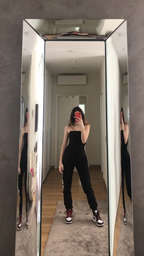 Jordan 1’s Outfit, Outfit For Jordans Women, Sweatpants Outfit With Jordans, Nike Jorden1 Outfits, Jordan Sweatpants Outfit, Air Jordan 1s Outfit Women, Bloodline 1s Outfit, J1 Outfit Women, Jordan 1s Outfit Women