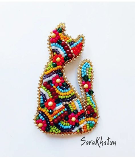 Seed Bead Brooch Patterns, Bead Brooch Diy, How To Make Brooches Handmade, Beaded Brooch Diy Tutorials, Brooches Handmade Fabric, Embroidery Brooch Diy, Brooches Handmade Tutorials, Handmade Brooches Ideas, Beaded Brooch Diy