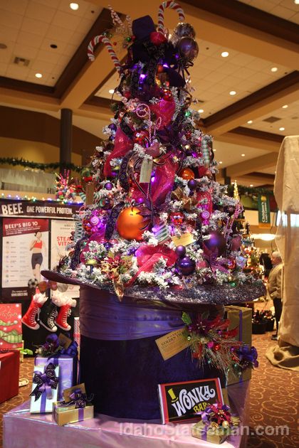 Wicked Theme Christmas Tree, Wonka Christmas Tree, Wonka Christmas, Wicked Themed Christmas Tree, Willy Wonka Christmas Decorations, Willy Wonka Tree, Willy Wonka Christmas Tree, Willy Wonka Balloon Arch, Who Vile Christmas Decor