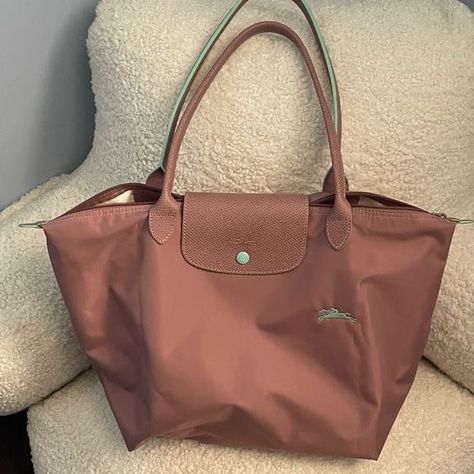 Longchamp Bag Large, Longchamp Club, Spring Old Money, Longchamp Aesthetic, Longchamp Bag Outfit, Longchamp Style, Longchamp Le Pliage Club, Longchamp Outfit, Products Aesthetic