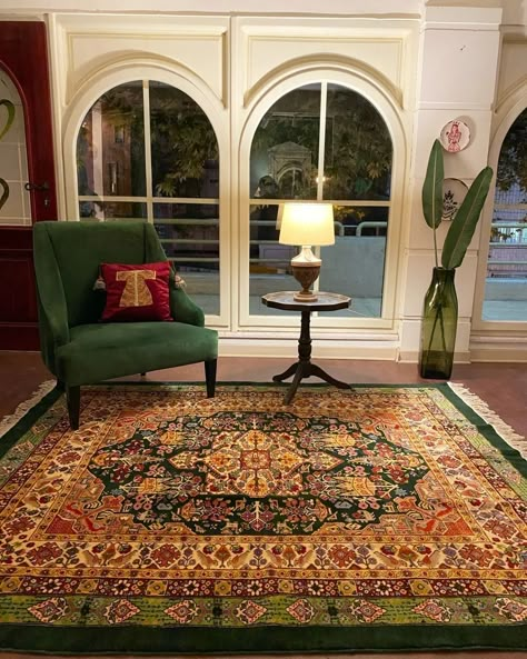 Persian Rug Interior Design, Persian Design Home, Persian Rug Aesthetic Room, Persian Bedroom Aesthetic Cozy, Pakistani House Decor, Persian Home Decor Interior Design, Persian Rug In Bedroom, Persian House Design, Persian Interior Design Living Rooms