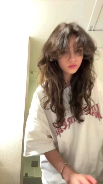 AAH | Ari Abdul's House on Instagram: "📸| @arianna.abdul via TikTok (Imaginary.ari) #ariabdul" Fluffy Curly Hair, Hair Inspiration Short, Hairstyles For Layered Hair, Haircuts Straight Hair, Fluffy Hair, Cut My Hair, Grunge Hair, Dream Hair, Aesthetic Hair