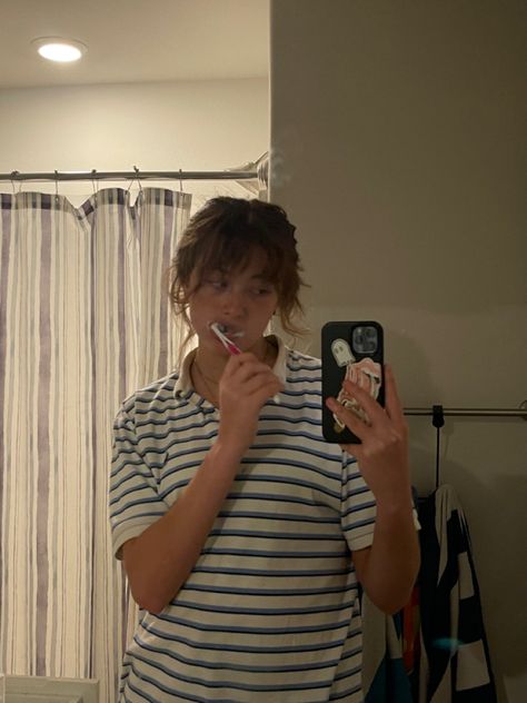 Toothbrush Mirror Selfie, Person Brushing Teeth Reference, Brushing Teeth Pose Reference, Brushing Teeth Reference, Brushing Teeth Pose, Toothbrush Photoshoot, Brushing Teeth Drawing, Brushing Teeth Aesthetic, Toothbrush Aesthetic