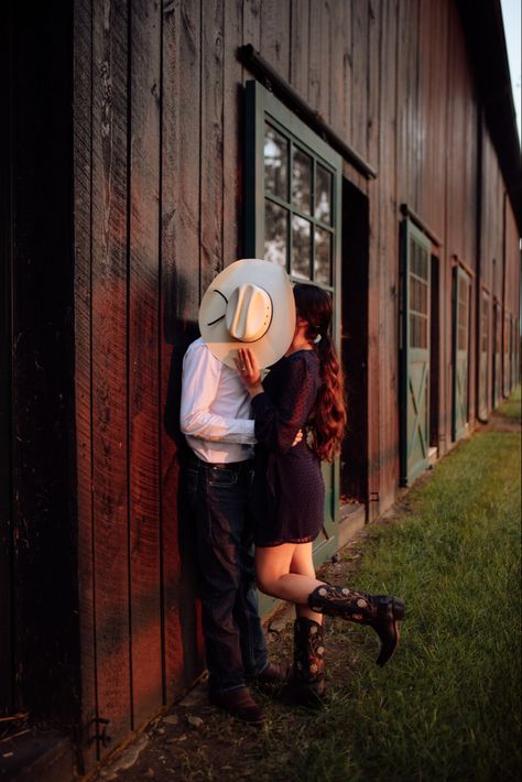 Barn, country, sunset Barn Couple Photoshoot, Barn Pictures Ideas, Barn Engagement Pictures, Barn Photoshoot Ideas, Barn Family Pictures, Farm Photoshoot Ideas, Farm Engagement Pictures, Barn Engagement Photos, Red Barn Photos