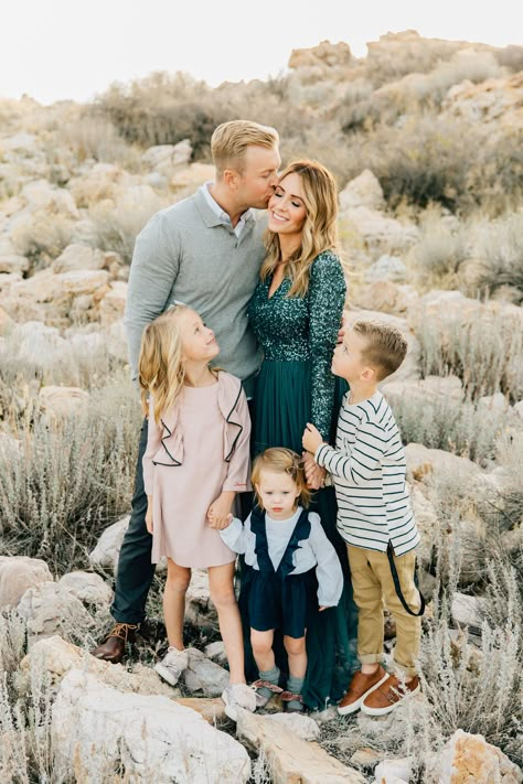 I Am Gorgeous, March Photography, Weekend Routine, Big Family Photos, March Book, Family Photoshoot Poses, Fall Family Portraits, Fall Family Photo Outfits, Family Portrait Poses