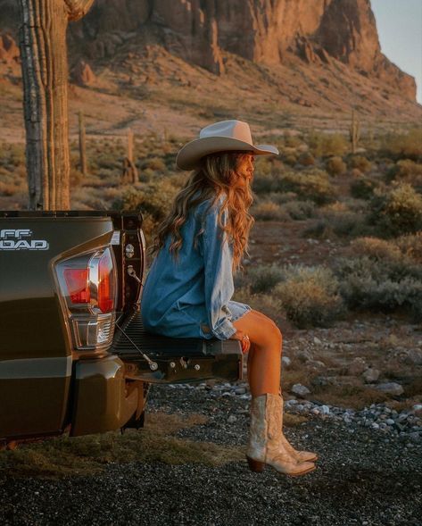 Country Girl Aesthetic, Western Photo Shoots, Raul Esparza, Cowgirl Photoshoot, Cute Senior Pictures, Foto Cowgirl, Senior Photoshoot Poses, Western Photoshoot, Western Photo