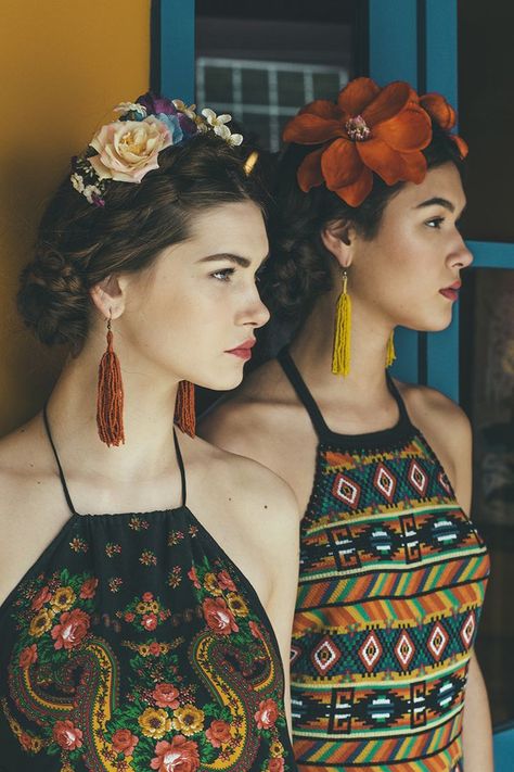 Inspired by Frida Kahlo. Mexican Hairstyles, Charro Quinceanera Dresses, Mexican Fashion, Mexican Outfit, Mexican Women, Estilo Hippie, Diego Rivera, Mode Boho, Bohol