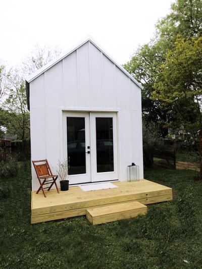 Normal Backyard, Prefabricated Sheds, Backyard Art Studio, Above Ground Garden, Diy Ceramics, Prefab Sheds, Backyard Structures, Art Spaces, Courtyard Gardens