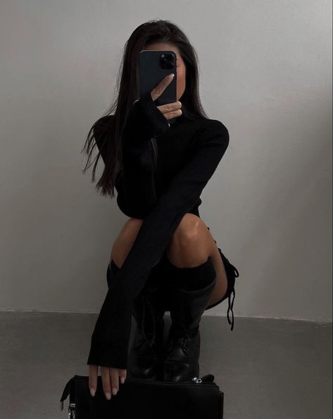 Dress Selfie, Wealthy Women, Selfie Poses Instagram, Dark Feminine Aesthetic, Model Poses Photography, Instagram Wallpaper, Aesthetic Women, Foto Ideas Instagram, Face Photo