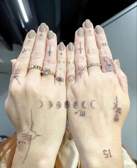 Tato Henna, Hand And Finger Tattoos, Hand Tats, Handpoke Tattoo, Medusa Tattoo, Hand Tattoos For Women, Small Hand Tattoos, Dainty Tattoos, Subtle Tattoos