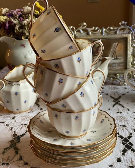 Tea Set Aesthetic, Teapot Ideas, Beautiful Kitchenware, طقم شاي, Tea Cup Collection, Table Setting Inspiration, Tea And Books, Pretty Mugs, Antique Dishes