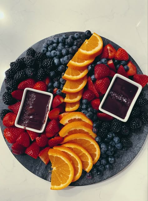 Fruit Chocolate Platter, Fruit Board Simple, Simple Fruit Board, Fruit Platter Winter, Elegant Fruit Platter, Mini Fruit Platter, Small Platter Ideas, Simple Fruit Charcuterie Board, Fruit Platter Simple