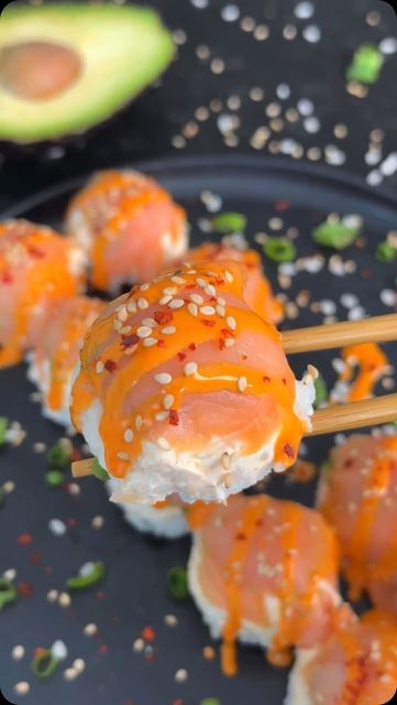 Seafood Network🦞🦐🦀🦑🐙🍤 on Instagram: "The easiest sushi 🍣👅🤤🤩
@stefanozarrella 

“This sushi variant is so brilliant and so easy. I will never order sushi again 😋 Great with the egg carton, right?😂

Ingredients:

- 1 pack of salmon
- 1 avocado
- Paprika cream cheese
- Sushi rice
- Seaweed leaves
- Orange Sriracha
- Sesame seeds
- Chilli flakes
- Spring onions

Equipment:

- 1 egg carton
- Cling film

Preparation:

First cut the lid off the egg carton and then place the cling film over the bottom of the carton. Next, start topping your sushi. First comes the salmon, then the avocado, the cream cheese, the cooked sushi rice and finally the seaweed leaves. Then put the whole thing in the fridge for about 1-2 hours. Then all you have to do is turn the box over and remove the cling fi Cooked Sushi, Rice Seaweed, Easy Sushi, Spring Onions, Cling Film, Sushi Rice, Chilli Flakes, Egg Carton, Spring Onion